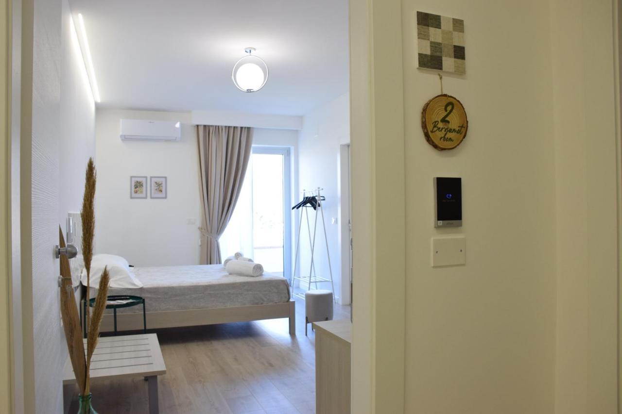 מרינה די ג'ויוסה איוניקה Accomodati B&B מראה חיצוני תמונה