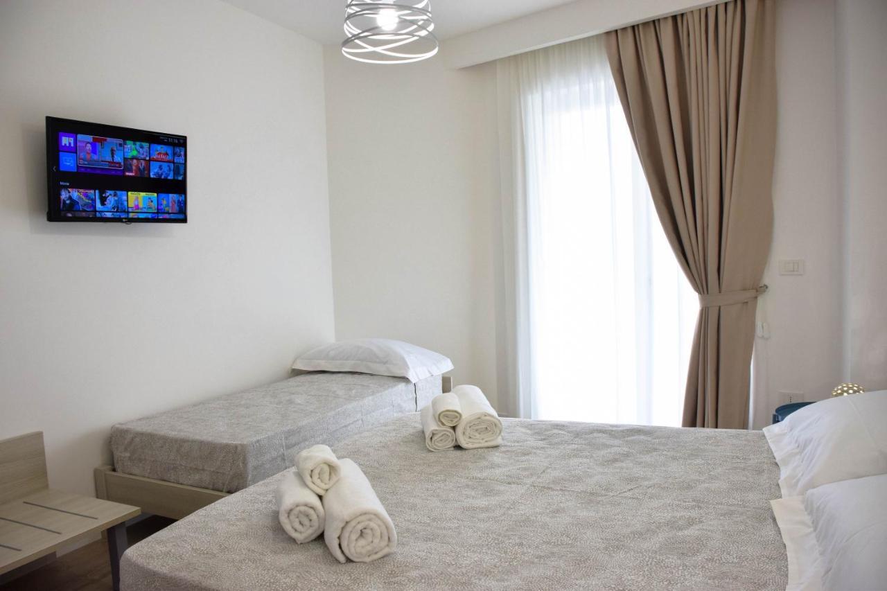מרינה די ג'ויוסה איוניקה Accomodati B&B מראה חיצוני תמונה