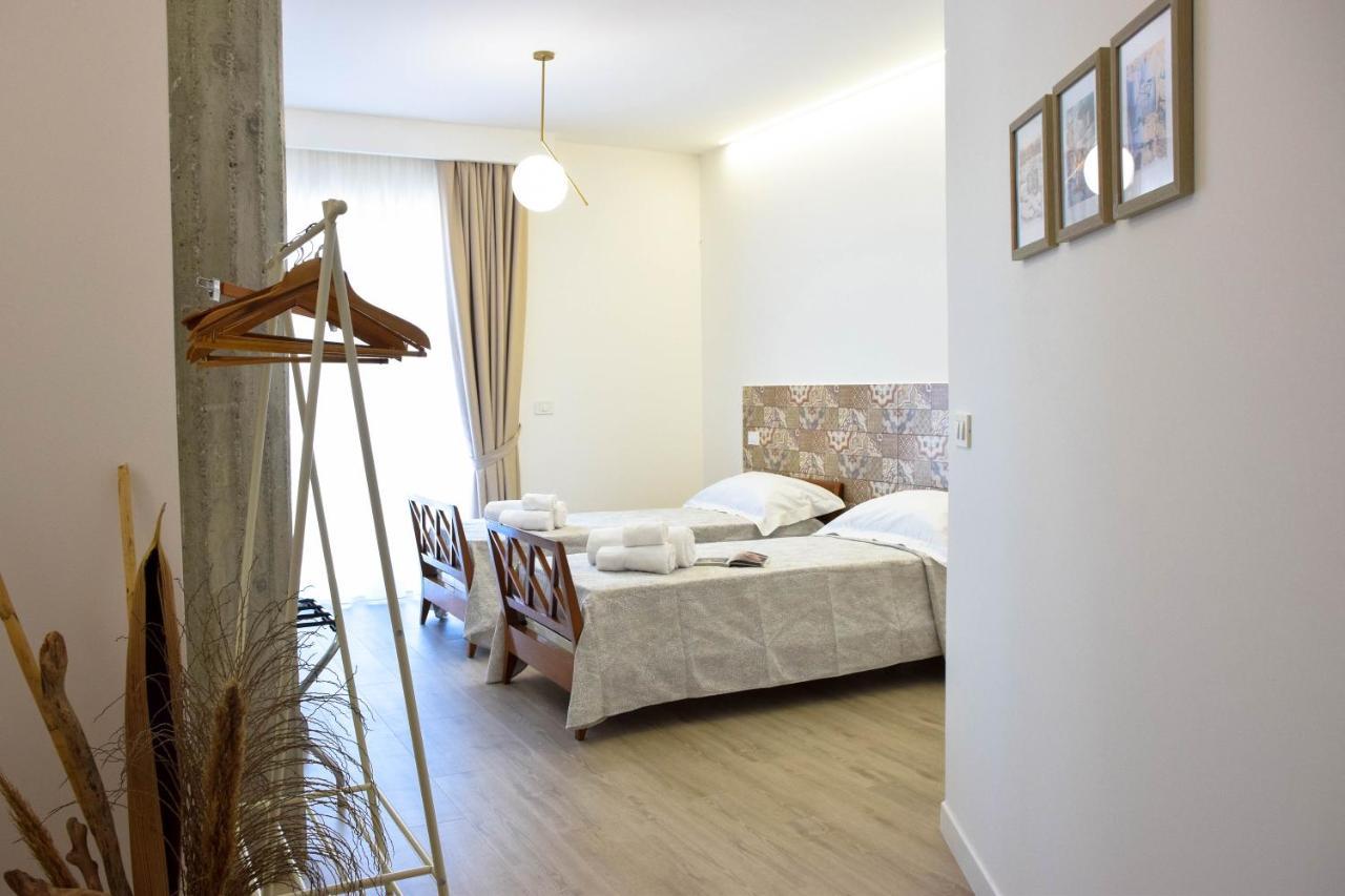 מרינה די ג'ויוסה איוניקה Accomodati B&B מראה חיצוני תמונה