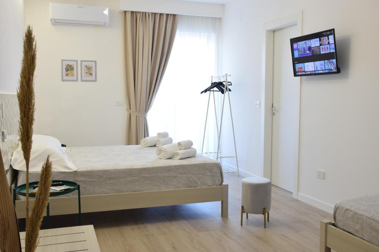 מרינה די ג'ויוסה איוניקה Accomodati B&B מראה חיצוני תמונה