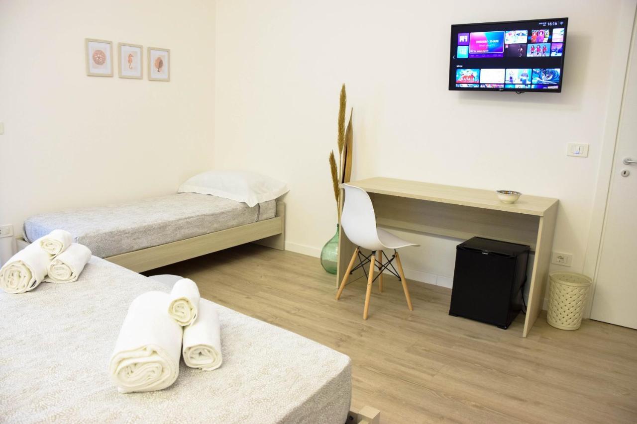 מרינה די ג'ויוסה איוניקה Accomodati B&B מראה חיצוני תמונה