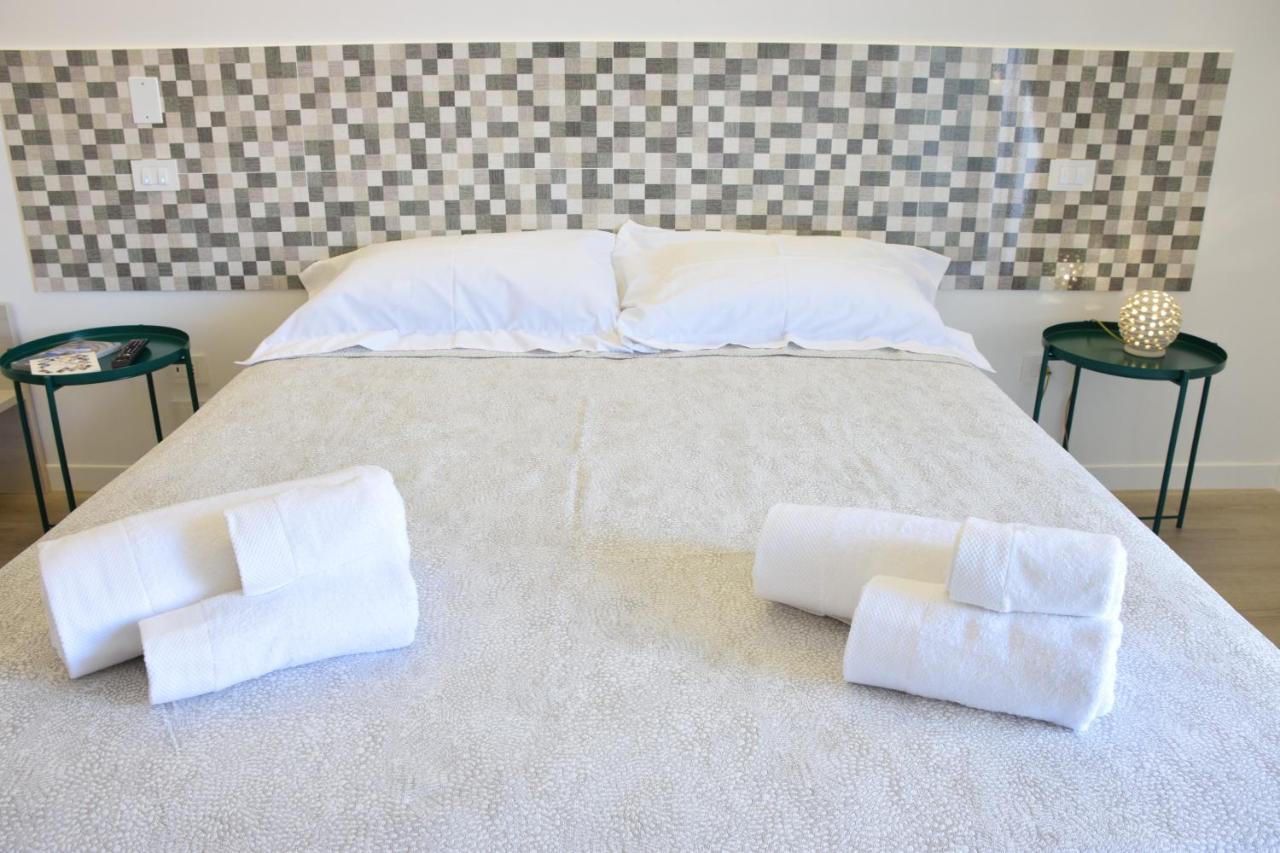 מרינה די ג'ויוסה איוניקה Accomodati B&B מראה חיצוני תמונה