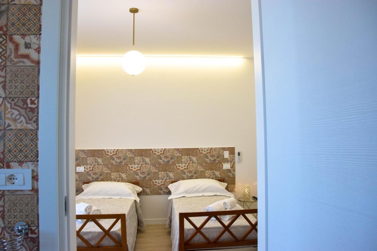 מרינה די ג'ויוסה איוניקה Accomodati B&B מראה חיצוני תמונה