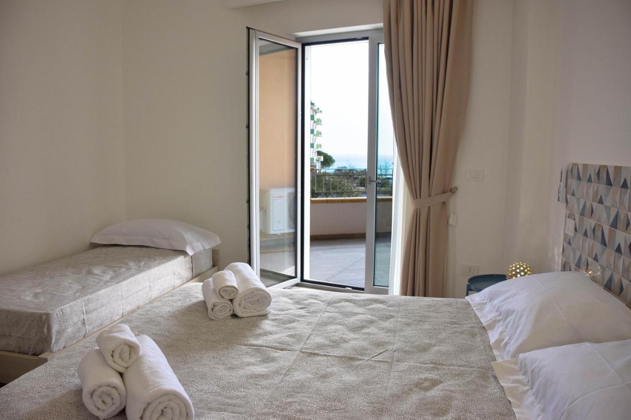 מרינה די ג'ויוסה איוניקה Accomodati B&B מראה חיצוני תמונה