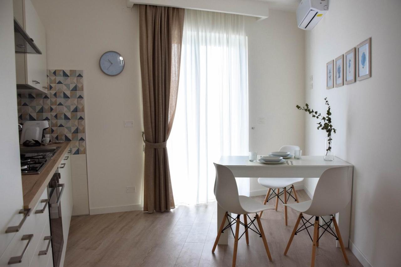 מרינה די ג'ויוסה איוניקה Accomodati B&B מראה חיצוני תמונה