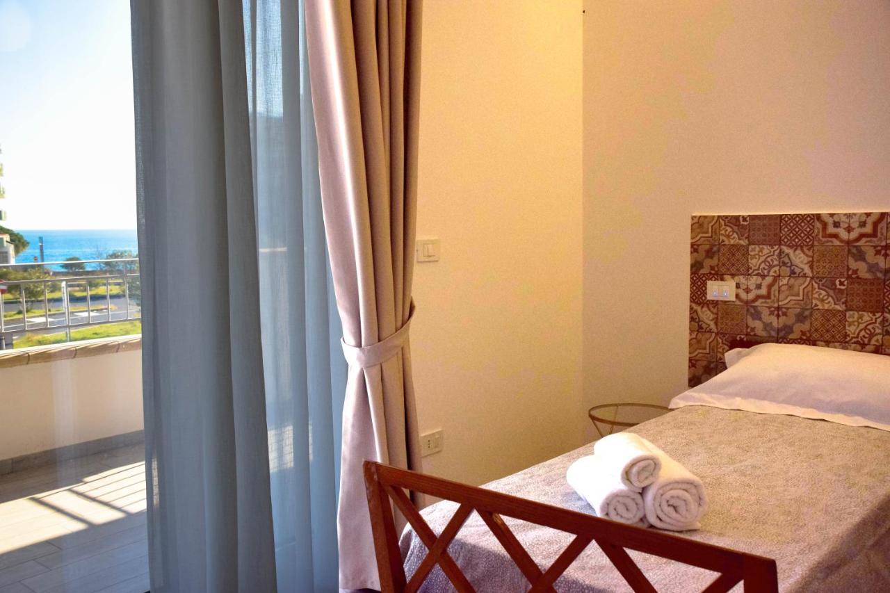 מרינה די ג'ויוסה איוניקה Accomodati B&B מראה חיצוני תמונה