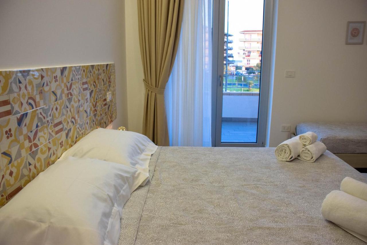 מרינה די ג'ויוסה איוניקה Accomodati B&B מראה חיצוני תמונה