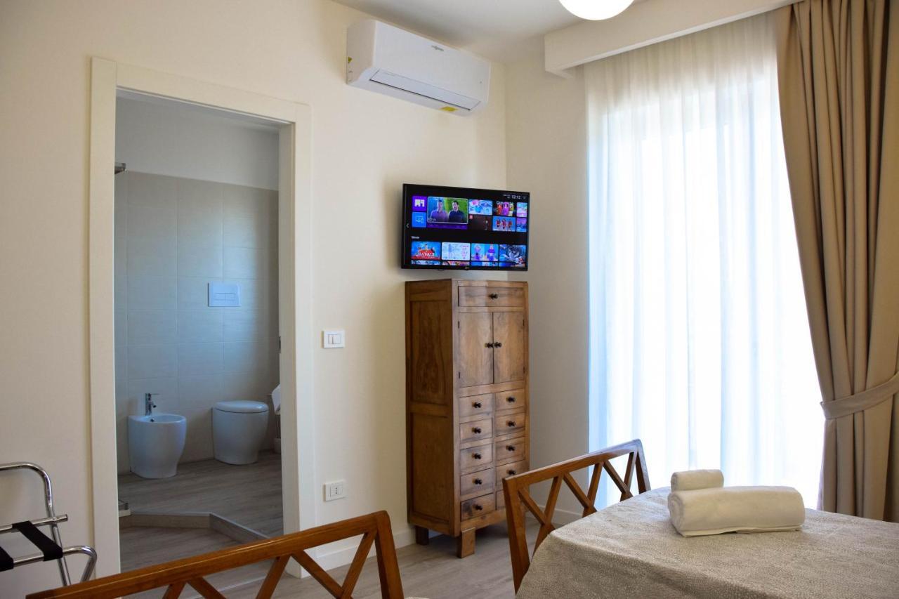 מרינה די ג'ויוסה איוניקה Accomodati B&B מראה חיצוני תמונה