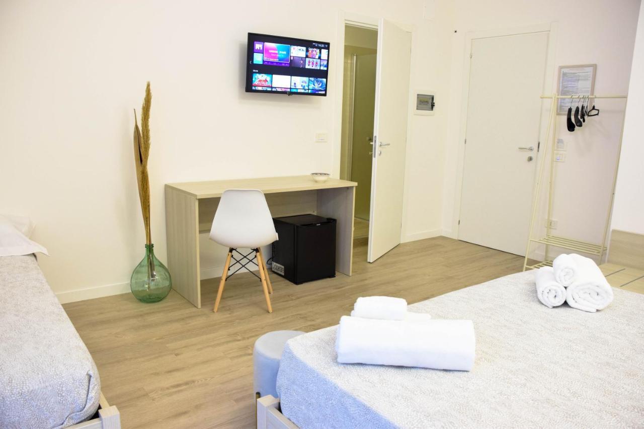 מרינה די ג'ויוסה איוניקה Accomodati B&B מראה חיצוני תמונה