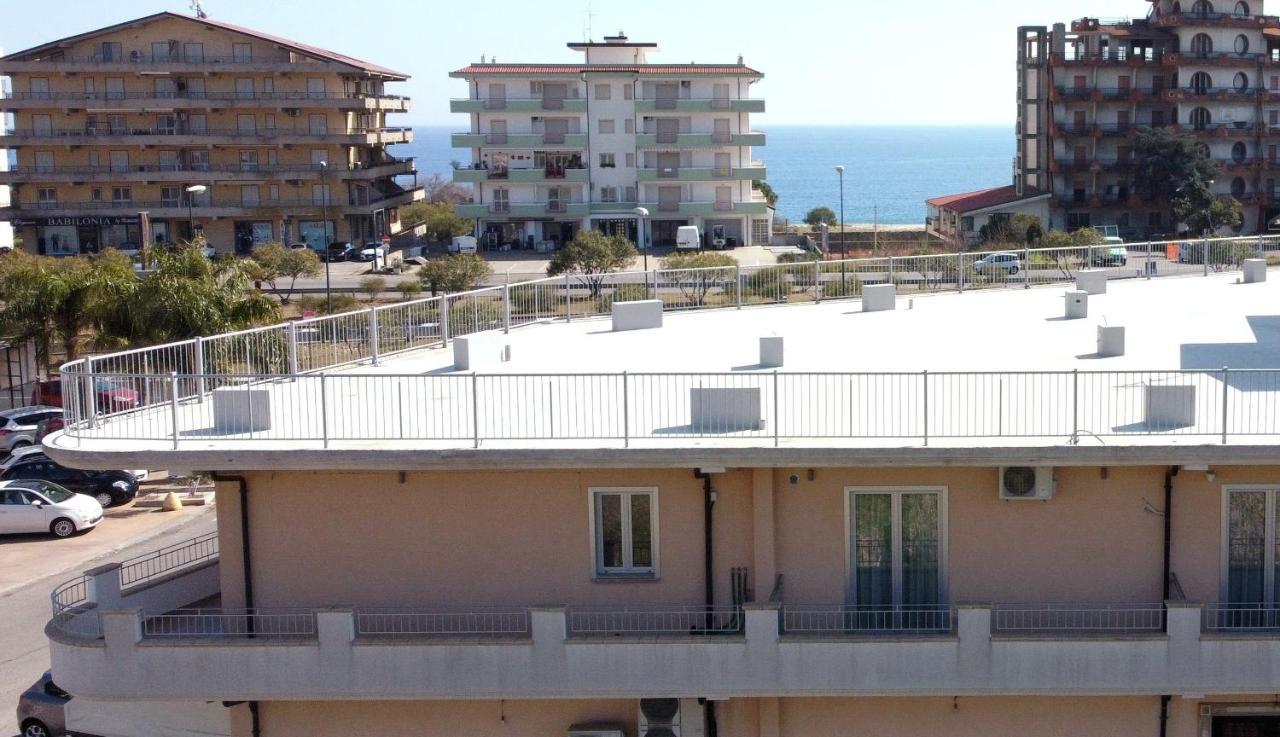 מרינה די ג'ויוסה איוניקה Accomodati B&B מראה חיצוני תמונה