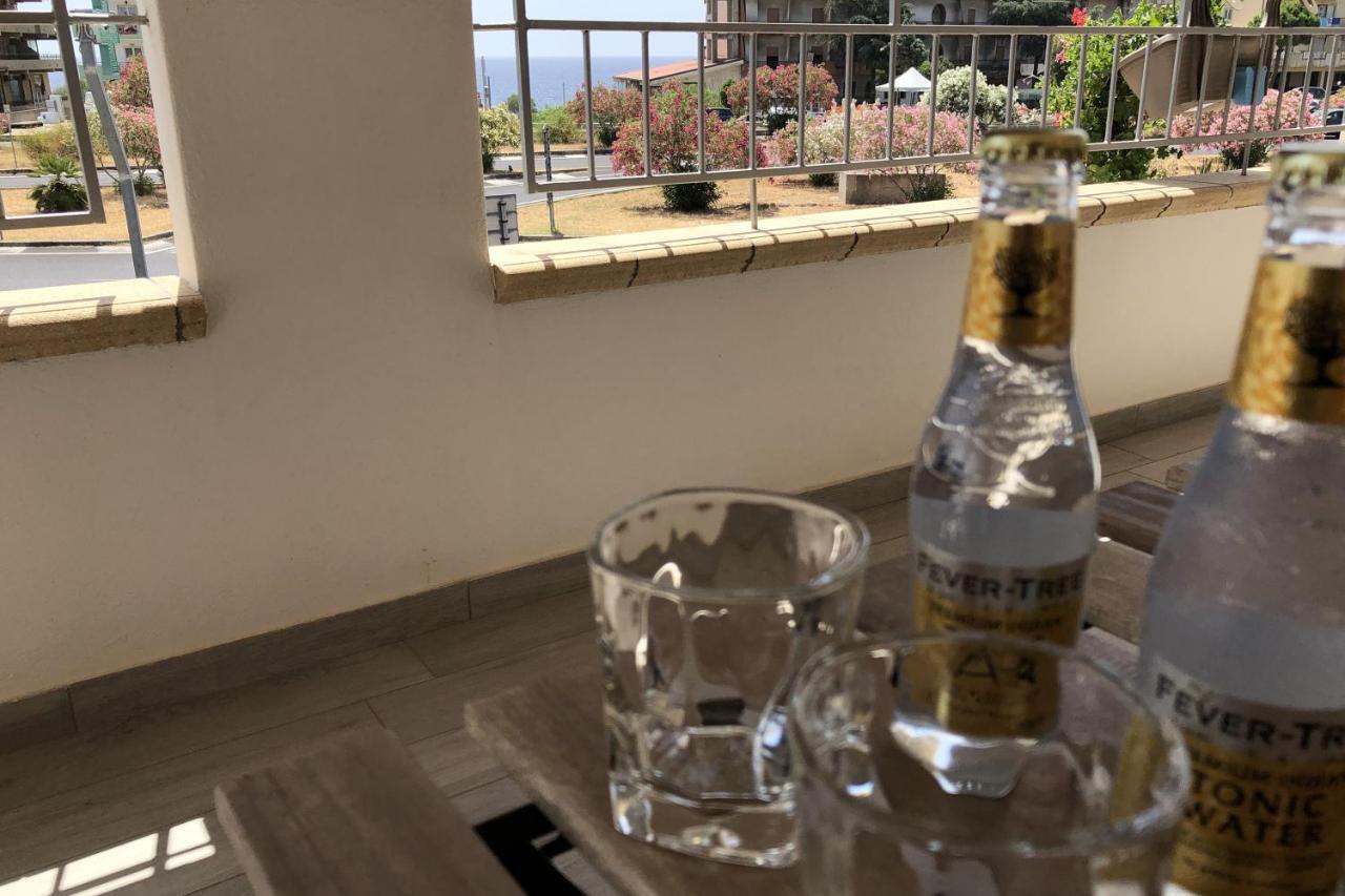 מרינה די ג'ויוסה איוניקה Accomodati B&B מראה חיצוני תמונה