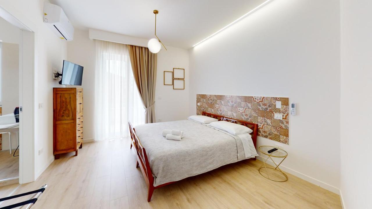 מרינה די ג'ויוסה איוניקה Accomodati B&B מראה חיצוני תמונה
