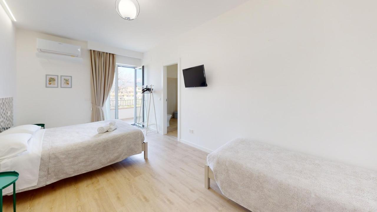 מרינה די ג'ויוסה איוניקה Accomodati B&B מראה חיצוני תמונה