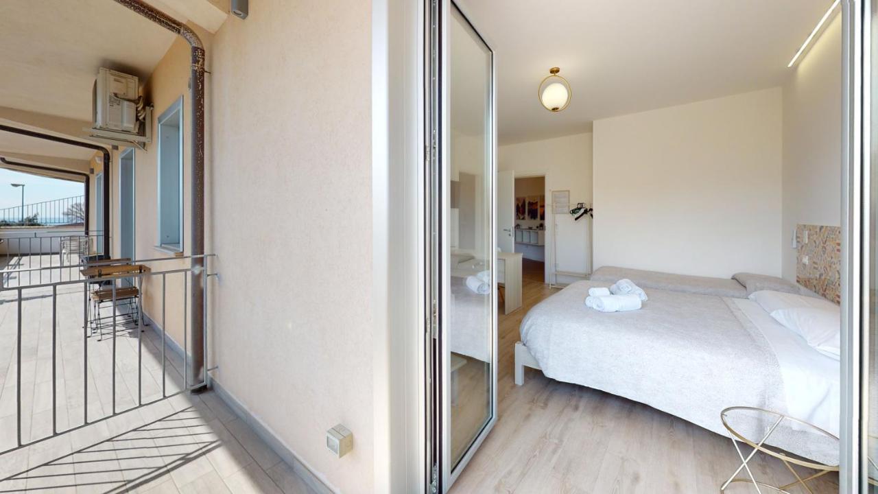 מרינה די ג'ויוסה איוניקה Accomodati B&B מראה חיצוני תמונה