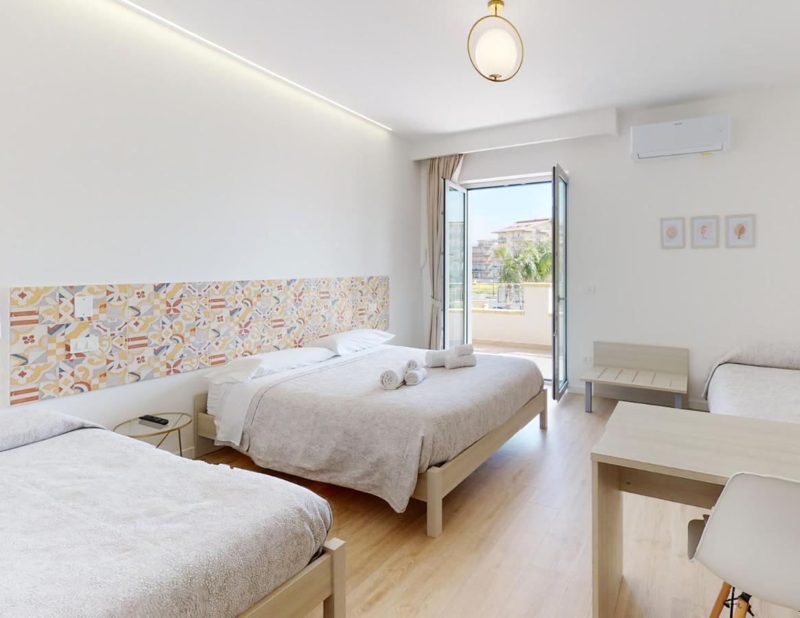 מרינה די ג'ויוסה איוניקה Accomodati B&B מראה חיצוני תמונה